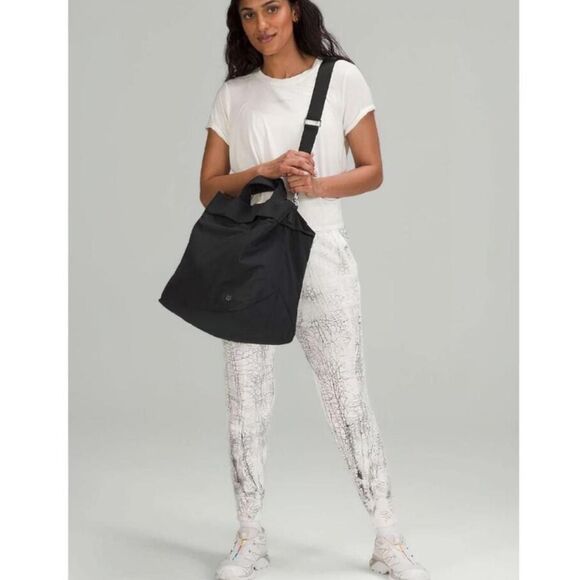Lululemon Womens On My Level Black Tote Bag 2.0 19L. - Picture 2 of 8